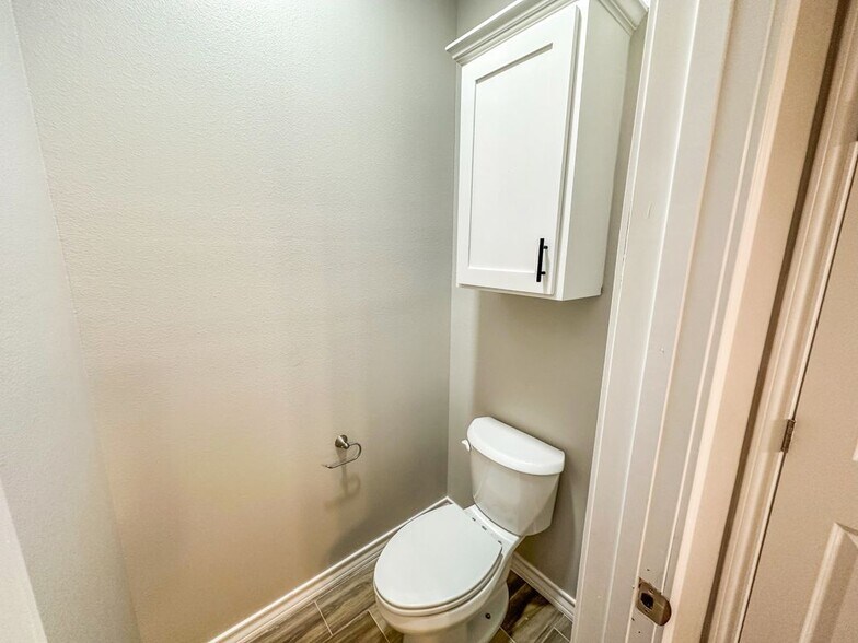 Building Photo - 2813 E Israel Ave