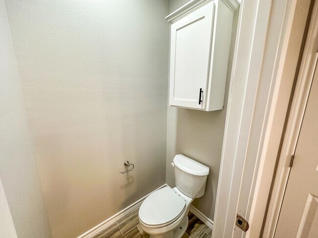 Building Photo - 2813 E Israel Ave