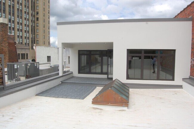 Roof Top Patio - 304 E Grace St
