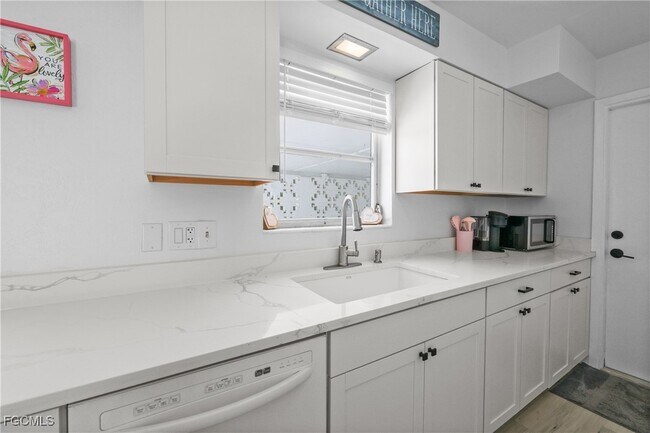 Building Photo - 1661 Coronado Rd