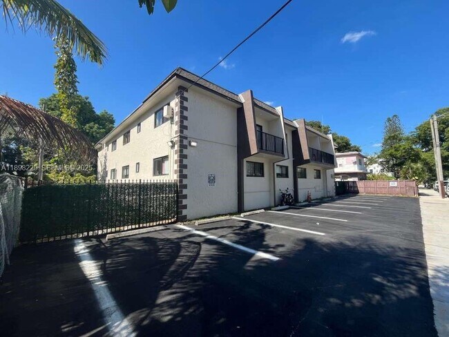 Building Photo - 1484 NW 15th Ave