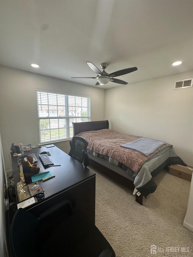 Building Photo - 25 Eddington Ln