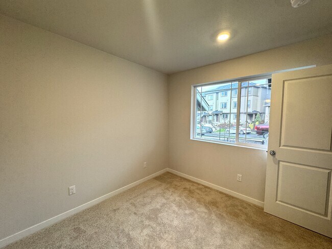 Building Photo - 15083 NW Ethel Ln