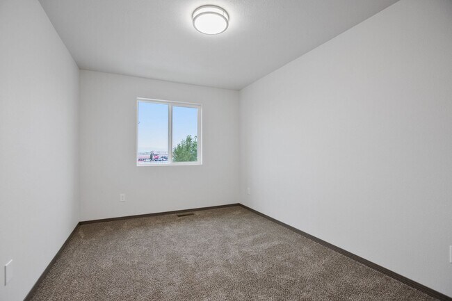 Building Photo - 3 bedroom 2.5 bathroom End Unit Modern Tow...