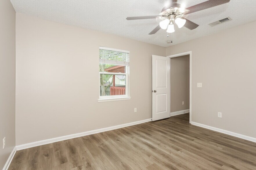 Building Photo - 1608 Twin Oak Dr W