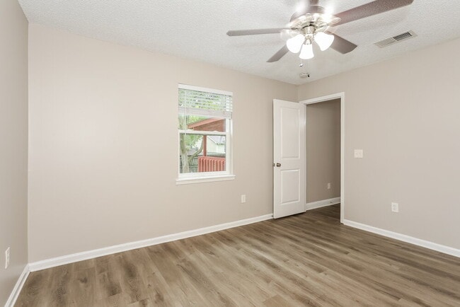 Building Photo - 1608 Twin Oak Dr W