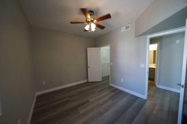 Building Photo - SHOWINGS AVAILABLE NOW