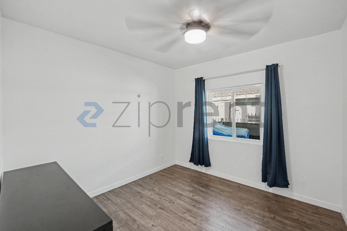Building Photo - Unit