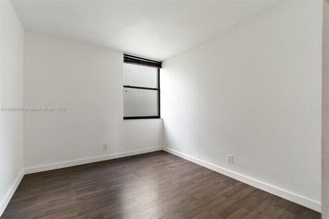 Building Photo - 20350 W Country Club Dr