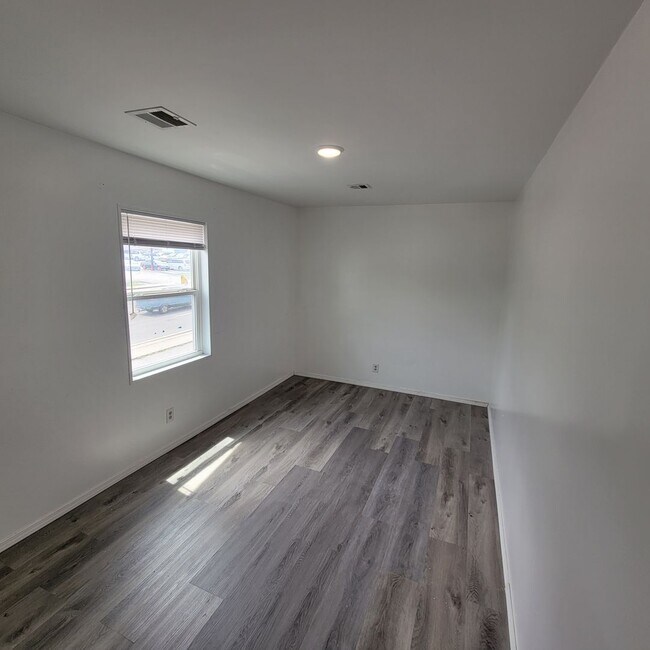 Building Photo - 611 S Willow Ave