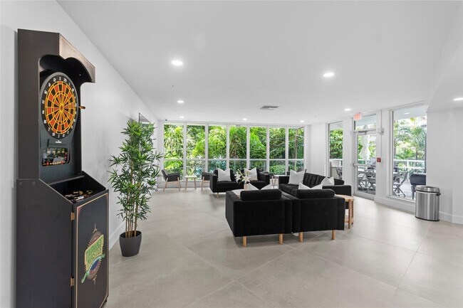 Building Photo - 3000 Holiday Dr