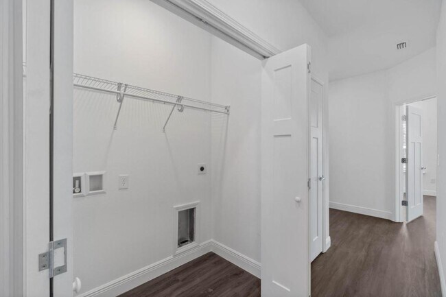 Building Photo - 513 Hill Ln