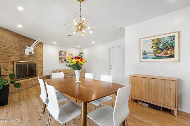 Building Photo - 1021 W Las Palmaritas Dr