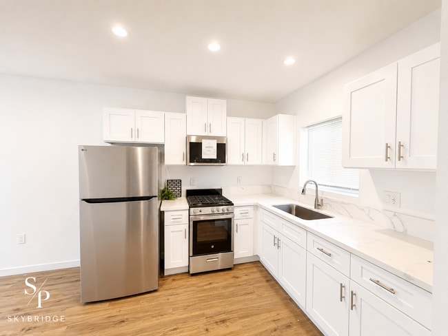 Building Photo - Charming 1-Bedroom ADU with Hardwood Floors – Downey Living at Its Best!