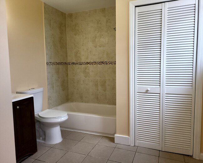 En-suite Bath - 501 S 10th St