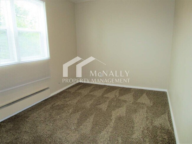 Building Photo - 2 Bedroom 1 Bathroom Townhome in Downtown ...