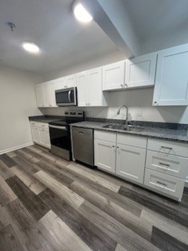 Building Photo - $1180 for Newly Renovated 1 bedroom in a 4...