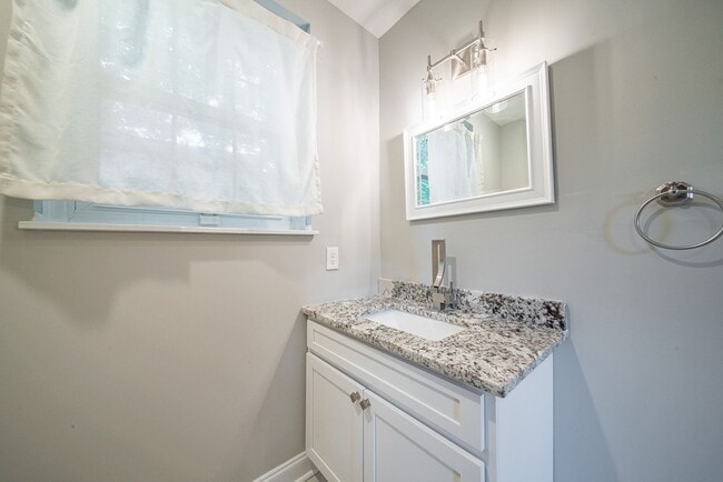 Building Photo - 4 bedroom/3 bath, 3711 sqft in Midtown!