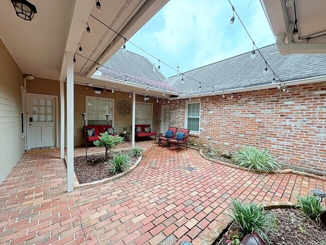 Building Photo - Beautiful Furnished home off Perkins Rd.