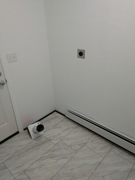 Building Photo - 1357 N Main Ave