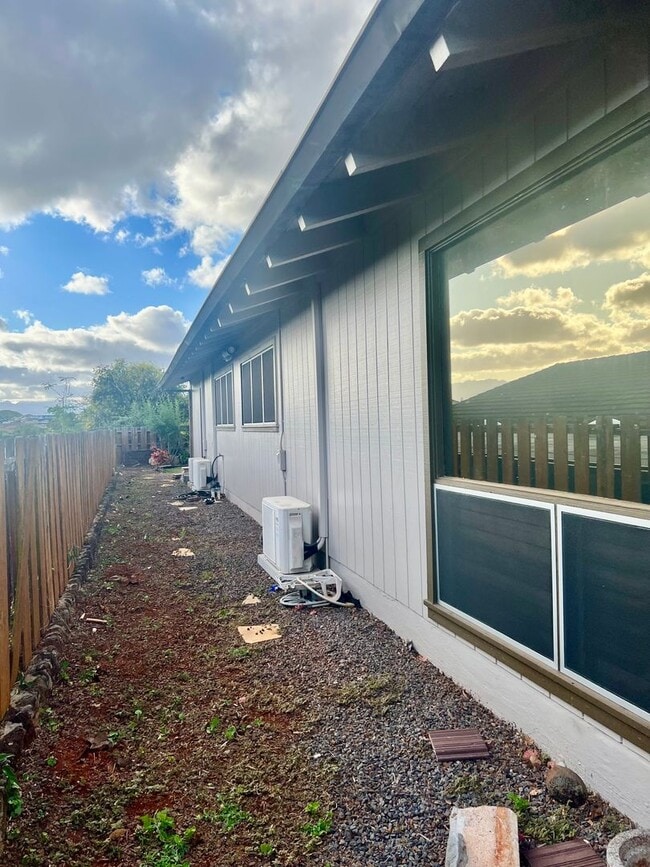 Building Photo - Spacious & Desirable 4/2/2 Single Family H...
