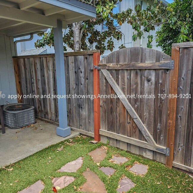 Building Photo - Exquisitely Updated Condo - Must See