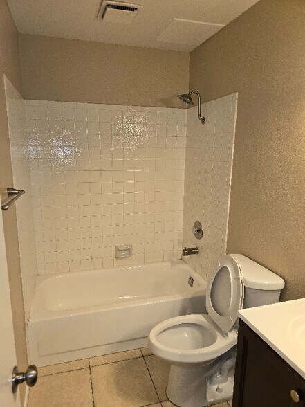 Building Photo - 1104 Willow Tree Dr