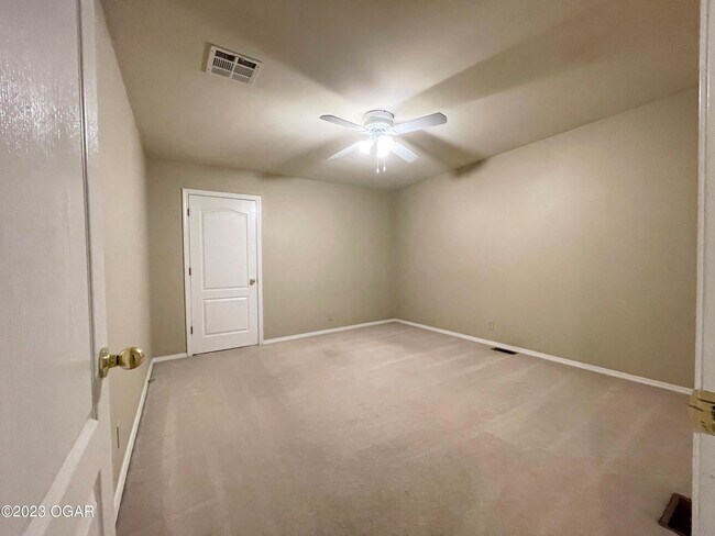 Building Photo - 913 Briarview Dr