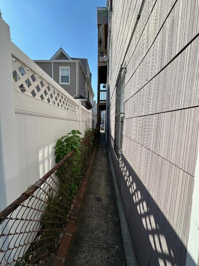 Building Photo - 145 Smith St