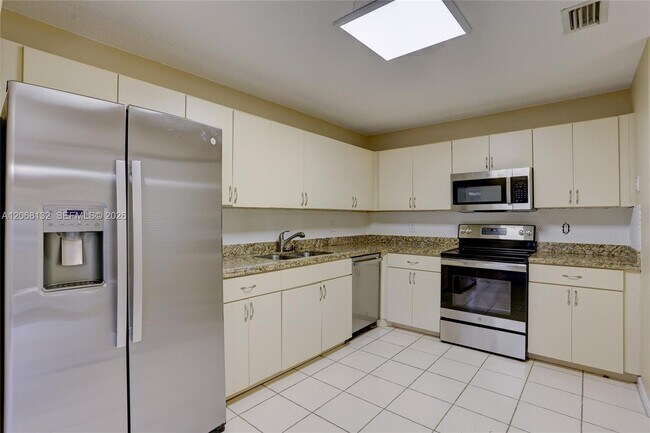 Building Photo - 6659 Via Regina