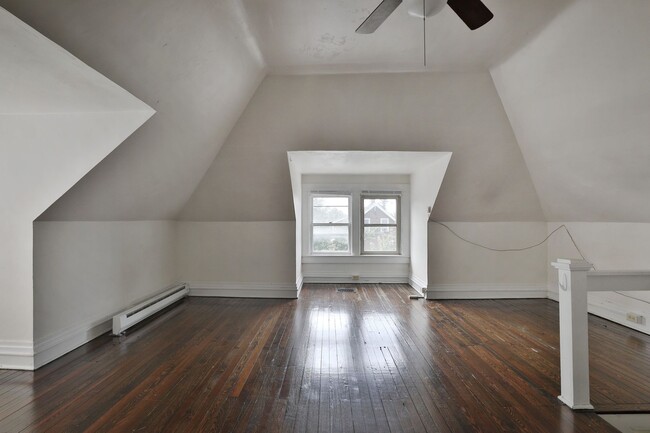 Building Photo - 5br,1.5ba, FREE off-street parking, huge f...