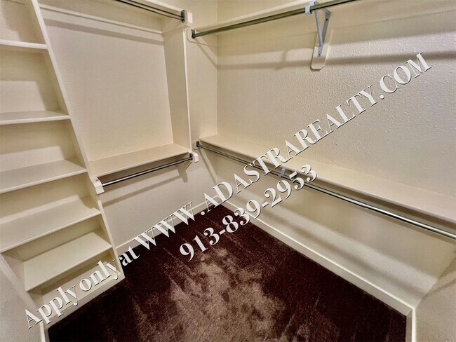 Building Photo - Beautiful Like New 4 Bed 4 Bath Home in Overland Park-Available NOW!!