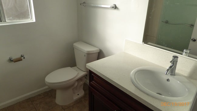 Bathroom Picture #2 - 20214 Cohasset St