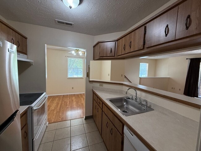 Building Photo - 2 Bedroom, 2 Bath Broadview Heights