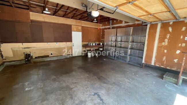 Building Photo - Spacious 4BD I 2BA Home w/ Separate Living...