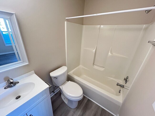 Building Photo - Silver Creek Village | 2 Bed, 2 Bath | Mon...