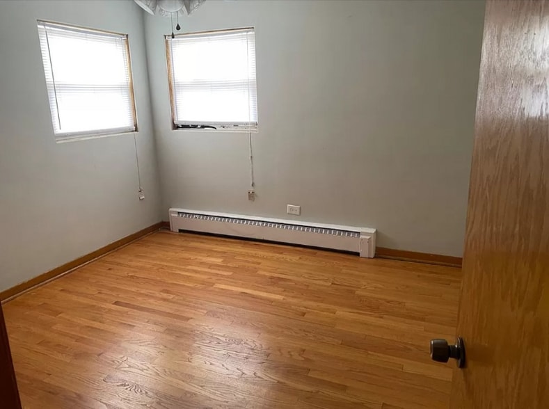 Building Photo - 6805 W Montrose Ave