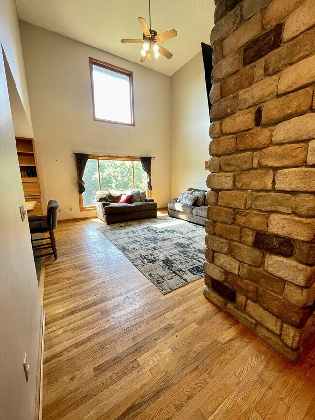 Building Photo - Spacious country Home on 13 acres