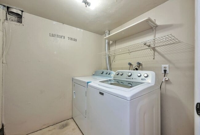 Building Photo - Awesome Rose Park Thouse in quiet community!