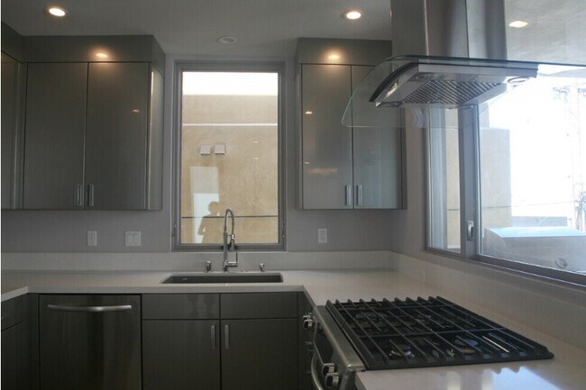 Building Photo - 310 16th Pl