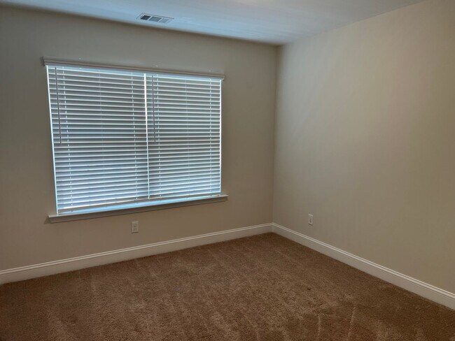 Building Photo - 3 Bedroom Townhome