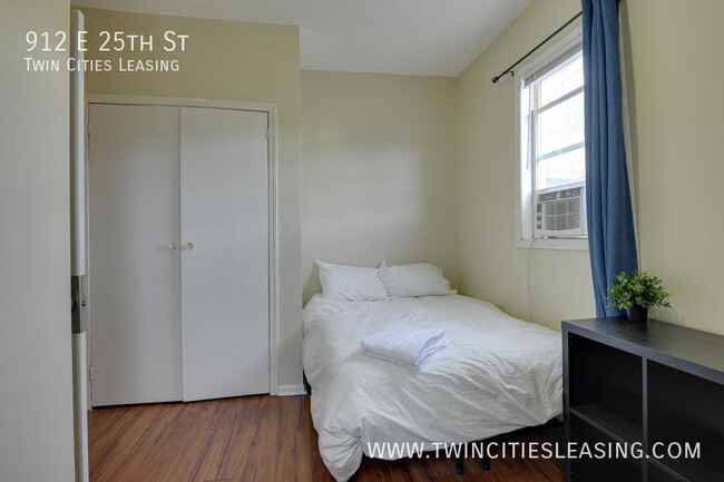 Building Photo - Updated 3 bed, 1 bath Apartment - With on-...