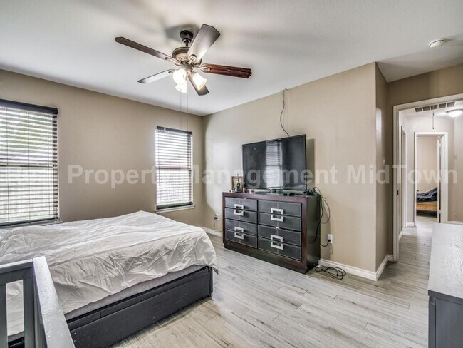 Building Photo - Stylishly Updated 3-Bedroom Home with Modern Touches & Prime Location!