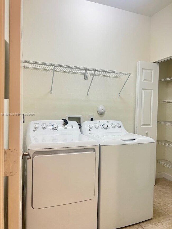 Building Photo - 191 SE 35 Ave