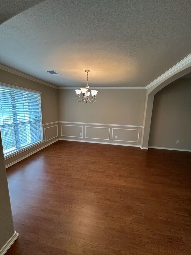 Building Photo - Trophy Ridge Beauty