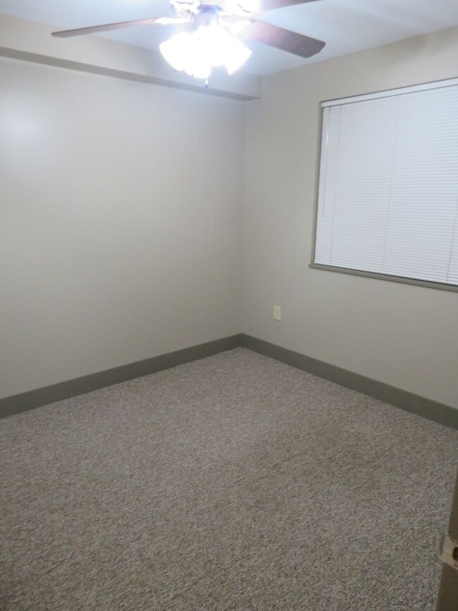 Building Photo - Lake Plaza Condominiums 3BD/2BA FALL 2025 ...