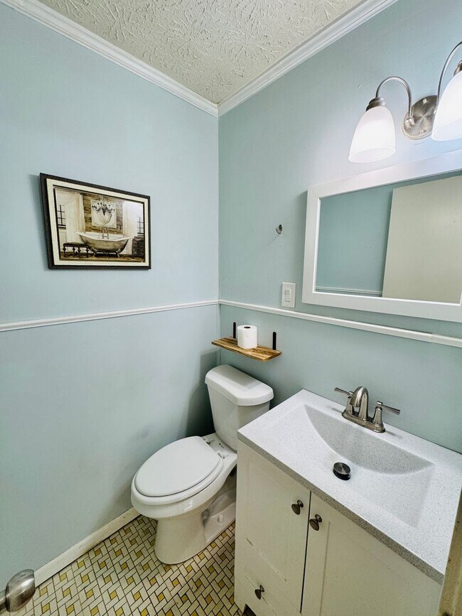 Building Photo - Inviting 3-Bedroom, 1.5-bath