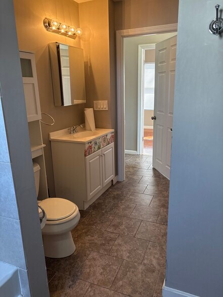 bathroom - 18 Upham St