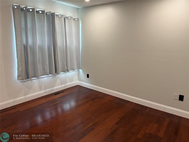 Building Photo - 5025 SW 64th Ave