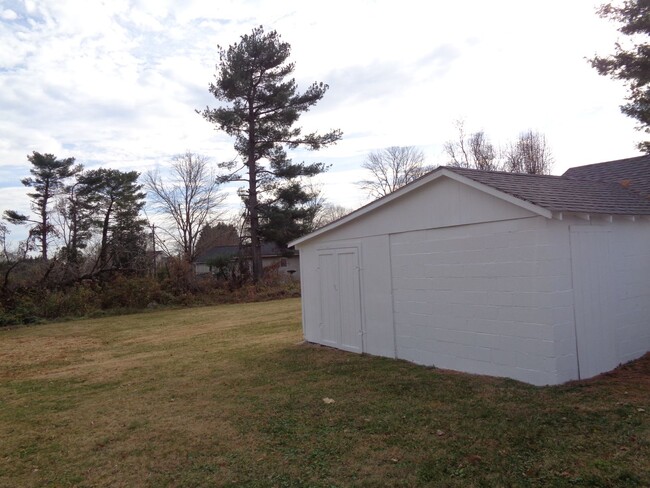 Building Photo - House Between Winston Salem & Walkertown O...